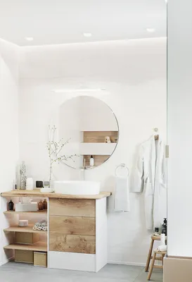Ванная комната с просторным душем и светлым интерьером
