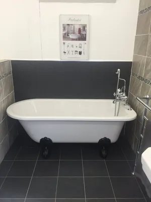 Фото ванной комнаты с ванной на ножках. Новые изображения