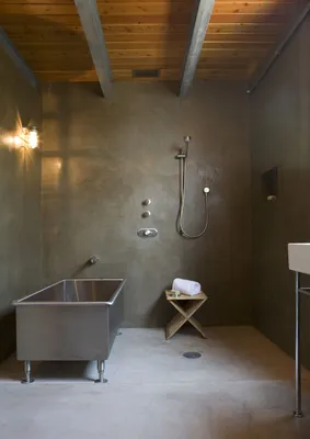 Лофт-дизайн ванной: игра света и тени