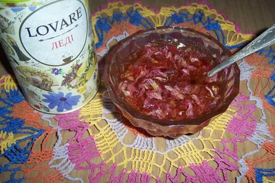 Варенье из чайной розы - фотография с аппетитными дольками роз