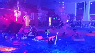 Вечеринка в бассейне  фото
