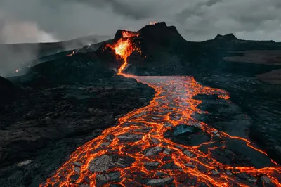 Изображения вулкана Везувий в 4K: Магия огненных сил.
