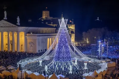 Феерические изображения города на праздничных фонах