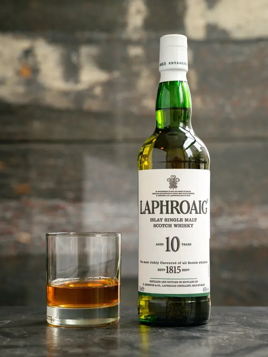 Laphroaig 10 купить. Лафройг 10. Виски шотландский односолодовый Лафройг. Виски Лафройг 10. Односолодовый виски Laphroaig.