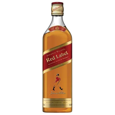 Фото виски red label с падающей ледяной крошкой