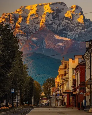 Фон с изображением Владикавказских гор