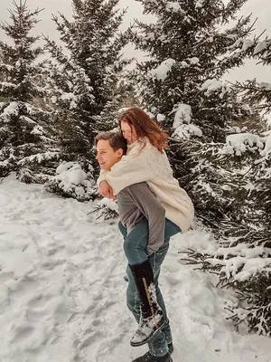 Ледяное волшебство: Влюбленная пара зимой