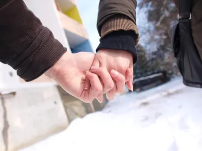 Романтика снегопада: Фото влюбленной пары в зимней сказке
