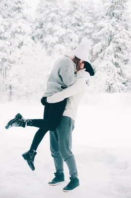 Зимний роман: Изображения влюбленной пары на фоне снегопада