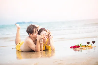 Фото влюбленных на пляже с пальмами