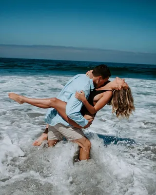 Романтические кадры на пляже: влюбленные пары