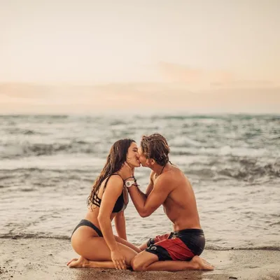 Романтические кадры на пляже: влюбленные сердца