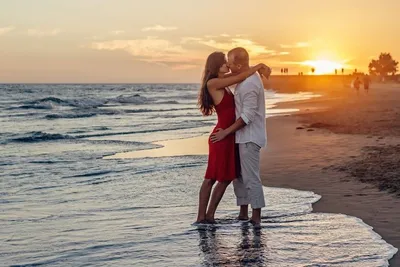 20 разных заголовков для страницы с фото Влюбленные пары на море: