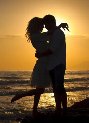 Поцелуи на закате: фото влюбленных на морском побережье