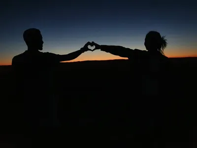 Влюбленные пары на закате: фото в формате JPG и PNG для скачивания