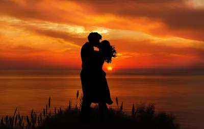 Волны страсти: Очаровательные фото пар на закате