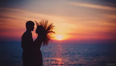 Волна страсти: Очаровательные фотографии влюбленных пар на закате