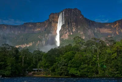 Великолепная картина водопада Анхель в формате PNG