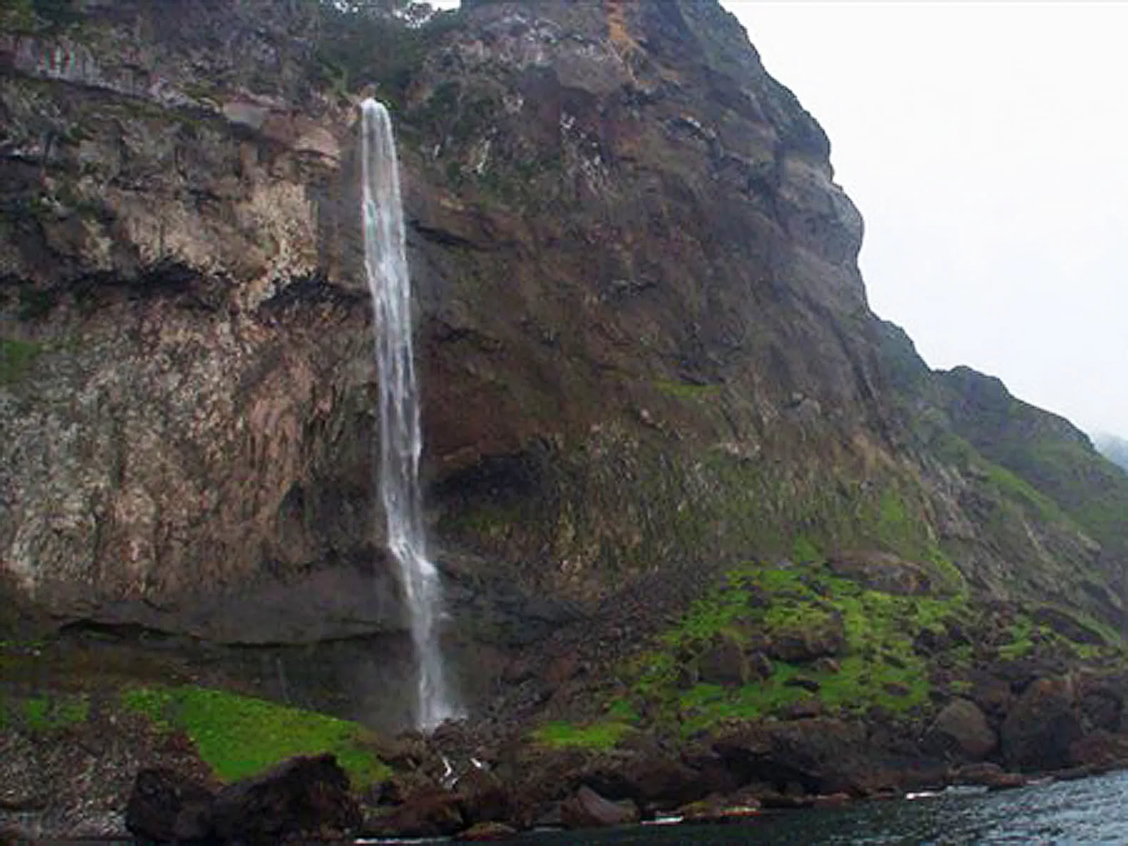 Какие водопады в россии. Водопад на острове Итуруп.