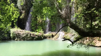 Изображение водопада куршунлу на закате.