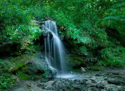 Потрясающая природная картина: Водопад с радужными отблесками (фото)