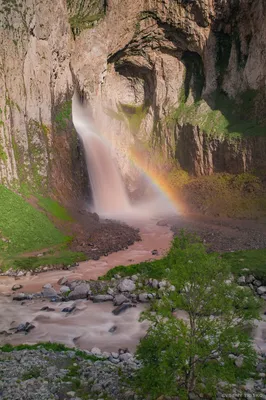 Природный калейдоскоп: Радужный водопад на фото ошеломляет