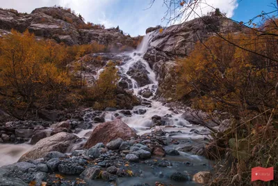 Нежный танец воды: Водопад шумка излучает свое очарование.