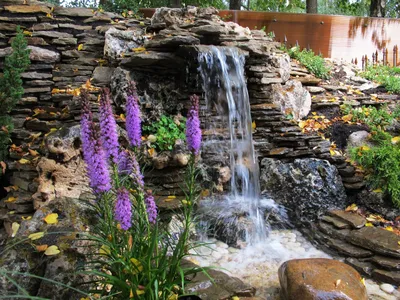 Удивительный водопад в саду: великолепное изображение