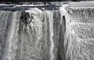 Великолепный арт с водопадом во дворе