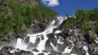 Уголки нетронутой природы: впечатляющие фото водопадов Алтая