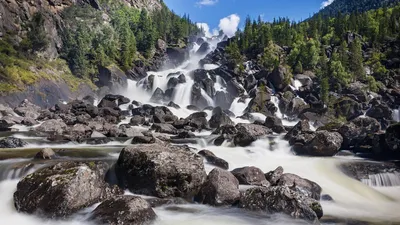 Шикарные обои с водопадом Алтай на рабочий стол (4K)