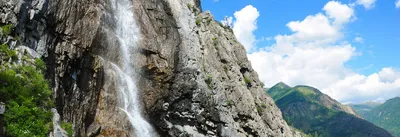 Уникальное изображение водопада Алтай для макета