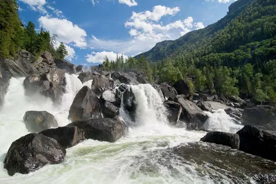 Великолепие горного алтайского водопада на удивительном фото