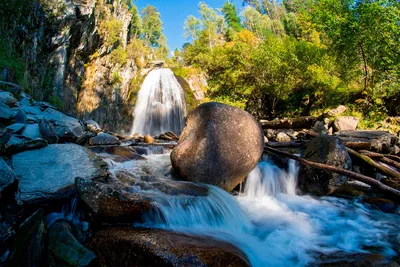 Зов природы: уникальные водопады Телецкого озера на фотоснимках