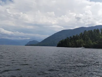 Волны блаженства: уникальные водопады Телецкого озера на фотоснимках