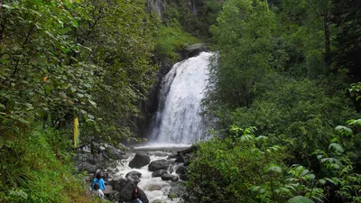 Фото водопадов Телецкого озера: красивые обои на рабочий стол