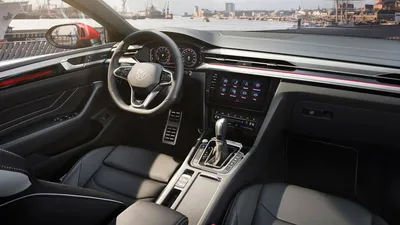 Volkswagen Arteon 2023: фото на дороге