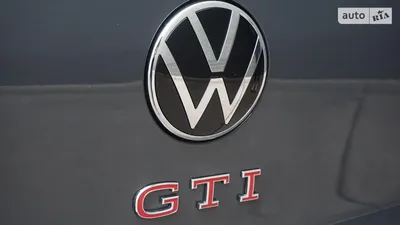 Фото Volkswagen Golf GTI 2023 на фоне осени