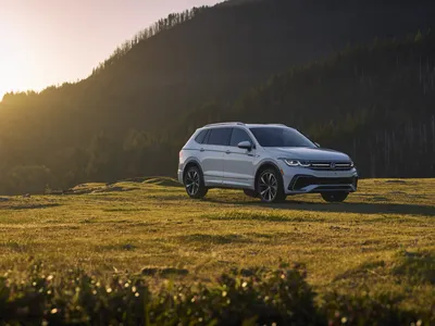 Фотографии Volkswagen Tiguan R-Line 2023 на заднем плане города