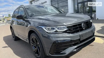 Изображения Volkswagen Tiguan R-Line 2023 на дороге