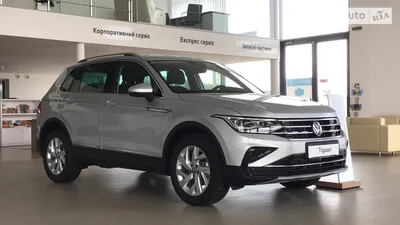 Фото Volkswagen Tiguan R-Line 2023 в зеленых ландшафтах