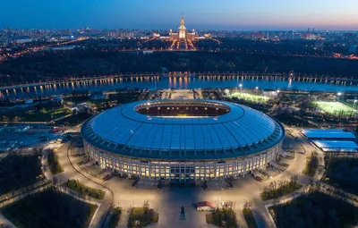 Фотосессия на фоне Воробьевых гор в Москве