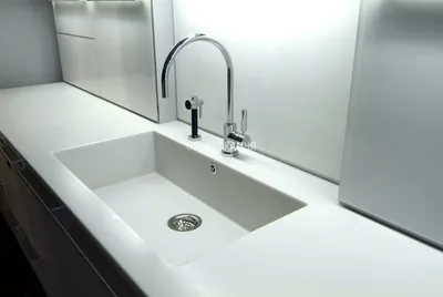 29) Фото ванной комнаты с встраиваемыми раковинами с различными фурнитурными элементами