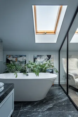 Ванная комната с роскошной встроенной ванной