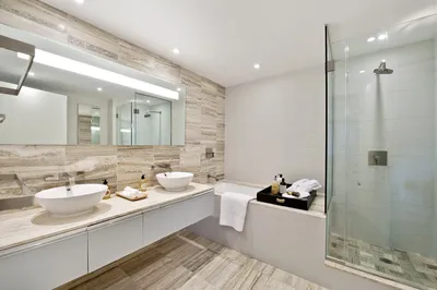 Ванная комната с минималистичной встроенной ванной