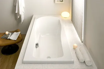 Ванная комната с современной встроенной ванной