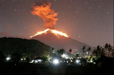 Вулкан Агунг на рассвете: Загадочные фотоснимки