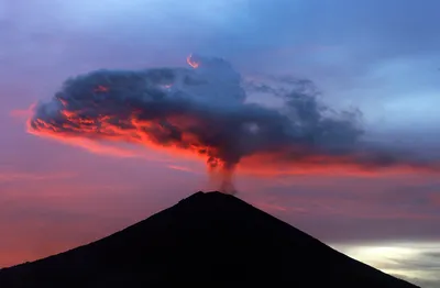Обои на телефон с изображением вулкана Агунг