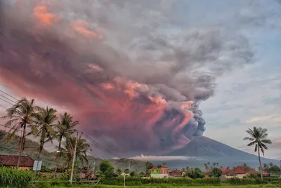 Фон с вулканом Агунг для вашего устройства