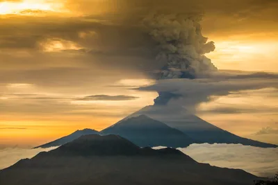 Full HD фото вулкана Агунг